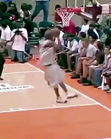 现在看不到了!06年AirUpThere玩出720度扣篮