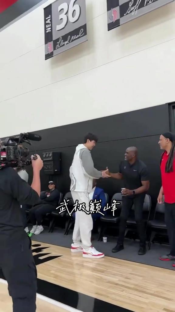 来报到啦!杨瀚森现身开拓者训练馆与工作人员及队友拥抱寒暄