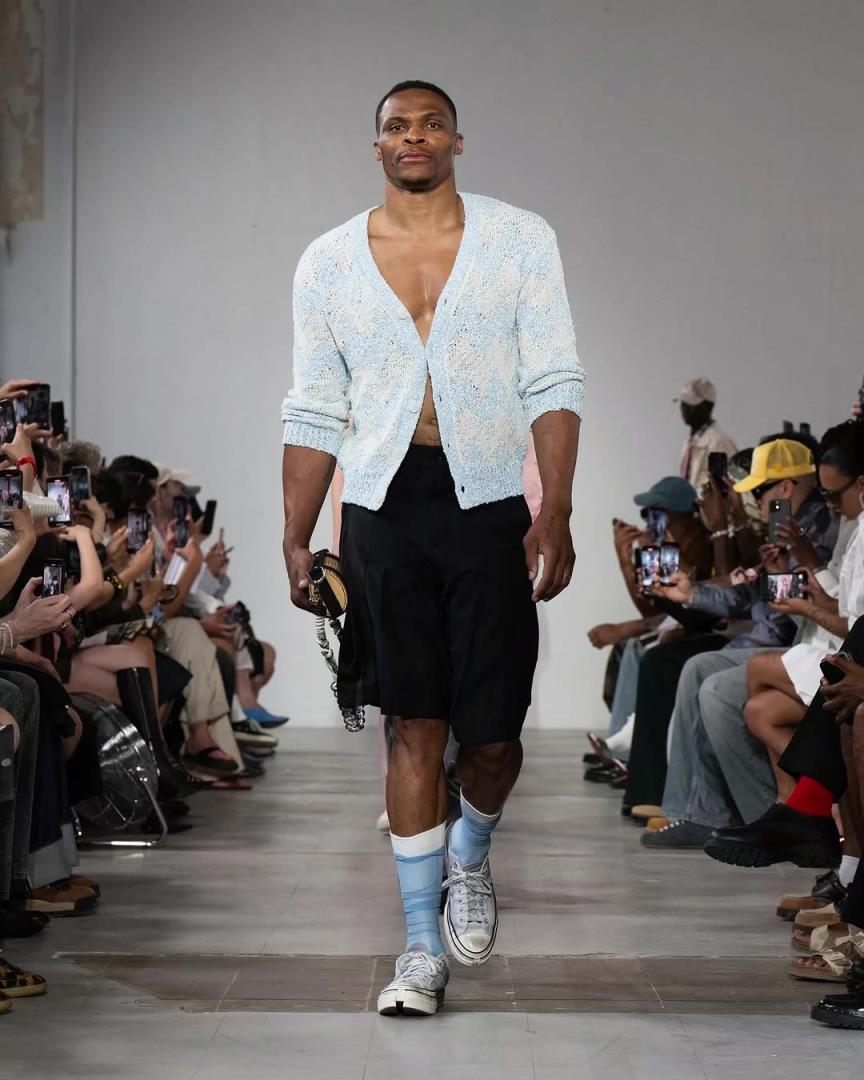 和威少在时装周合作的是中国设计师王逢陈,俩人一起登台合照