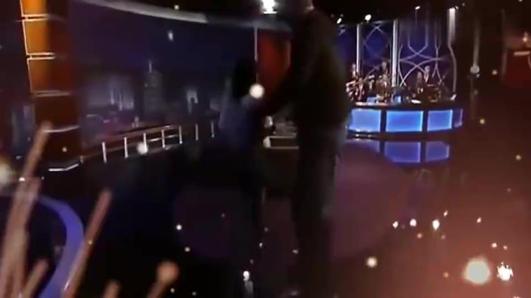 人不可貌相!妹子穿着高跟鞋背起了2米16的奥尼尔