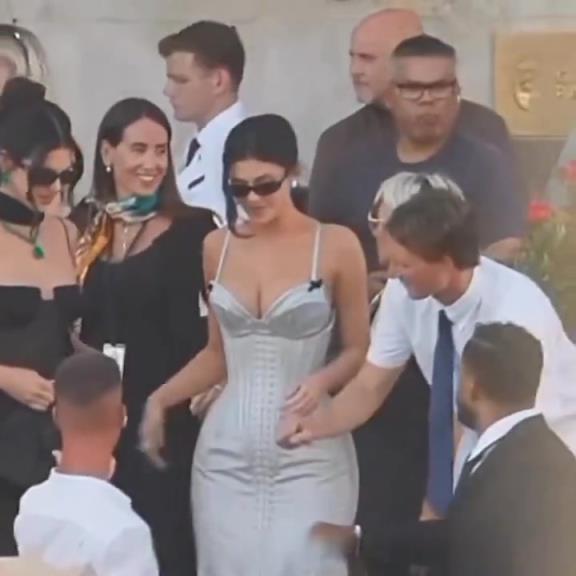 王炸组合!肯豆跟凯利出席贝索斯婚礼