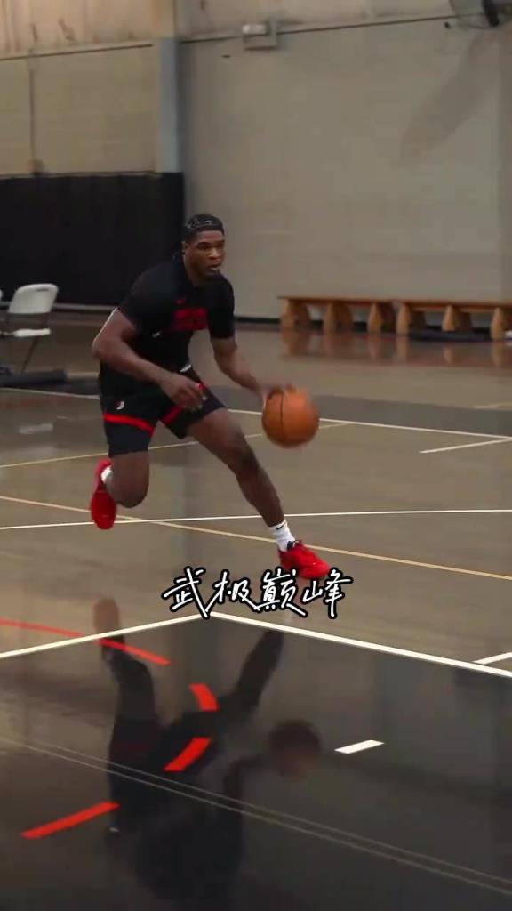 练点传球呀!开拓者后卫亨德森开启疯狂训练模式