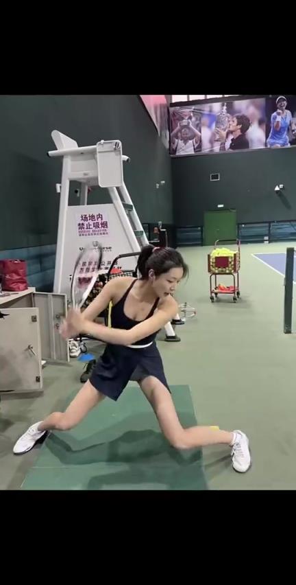 辽宁队付豪女友看着是网球爱好者,身材就不用说了