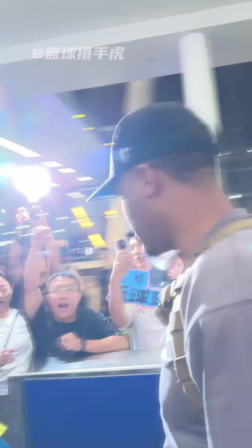 马刺的凯尔登约翰逊开启中国行了~