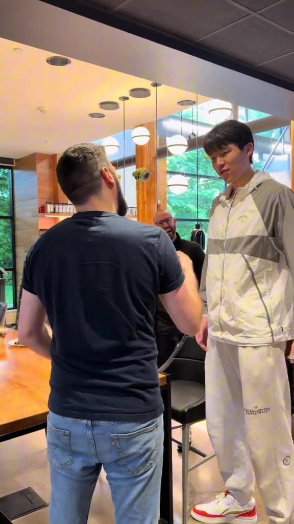 惬意social一下~小杨英文虽然差有这样的环境一定会变好的