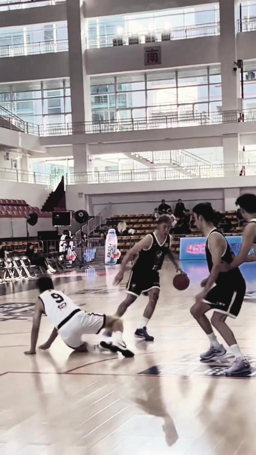 你怎么看?杨政被晃倒后解释:要是没踩脚 我给街霸赞助100万