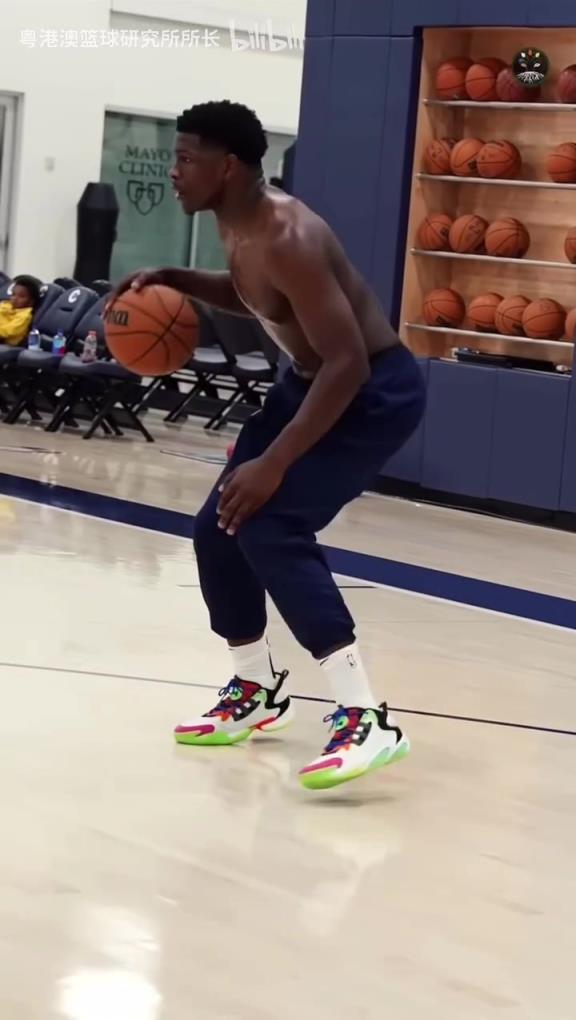 慢镜头看爱德华兹的训练!这身材在后卫里简直是碾压级别啊!