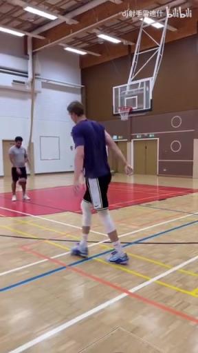 下赛季会在哪里呢?马尔卡宁的投篮训练!高炮台观赏性真高啊!