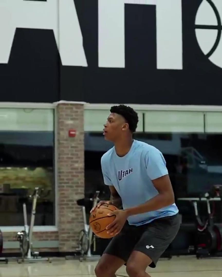 桀骜不驯5号秀!贝利刚完成报到,就马上在爵士球馆开始了训练!