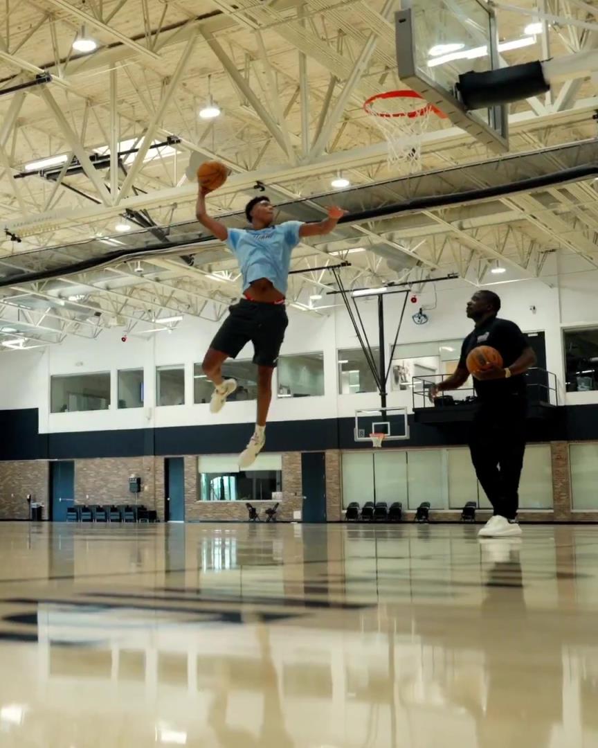 既来之则安之!刺头新秀贝利爵士首练 上来就秀一记滑翔战斧劈扣