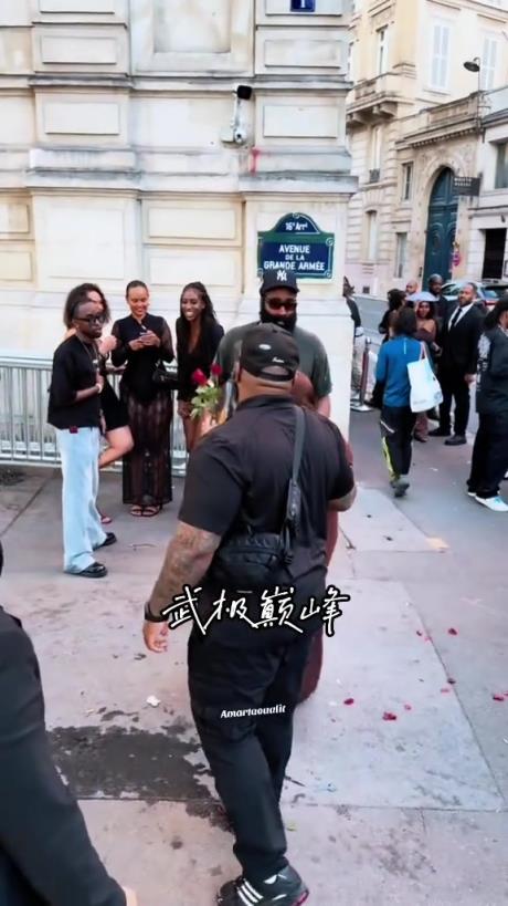 到哪都是焦点!哈登遇4美女搭讪后潇洒离开