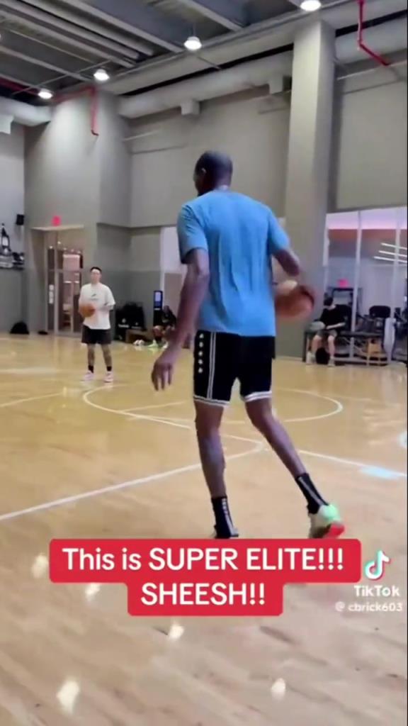 火箭球员近期训练视屏:杜兰特远投恐怖如斯 小贾强化核心力量