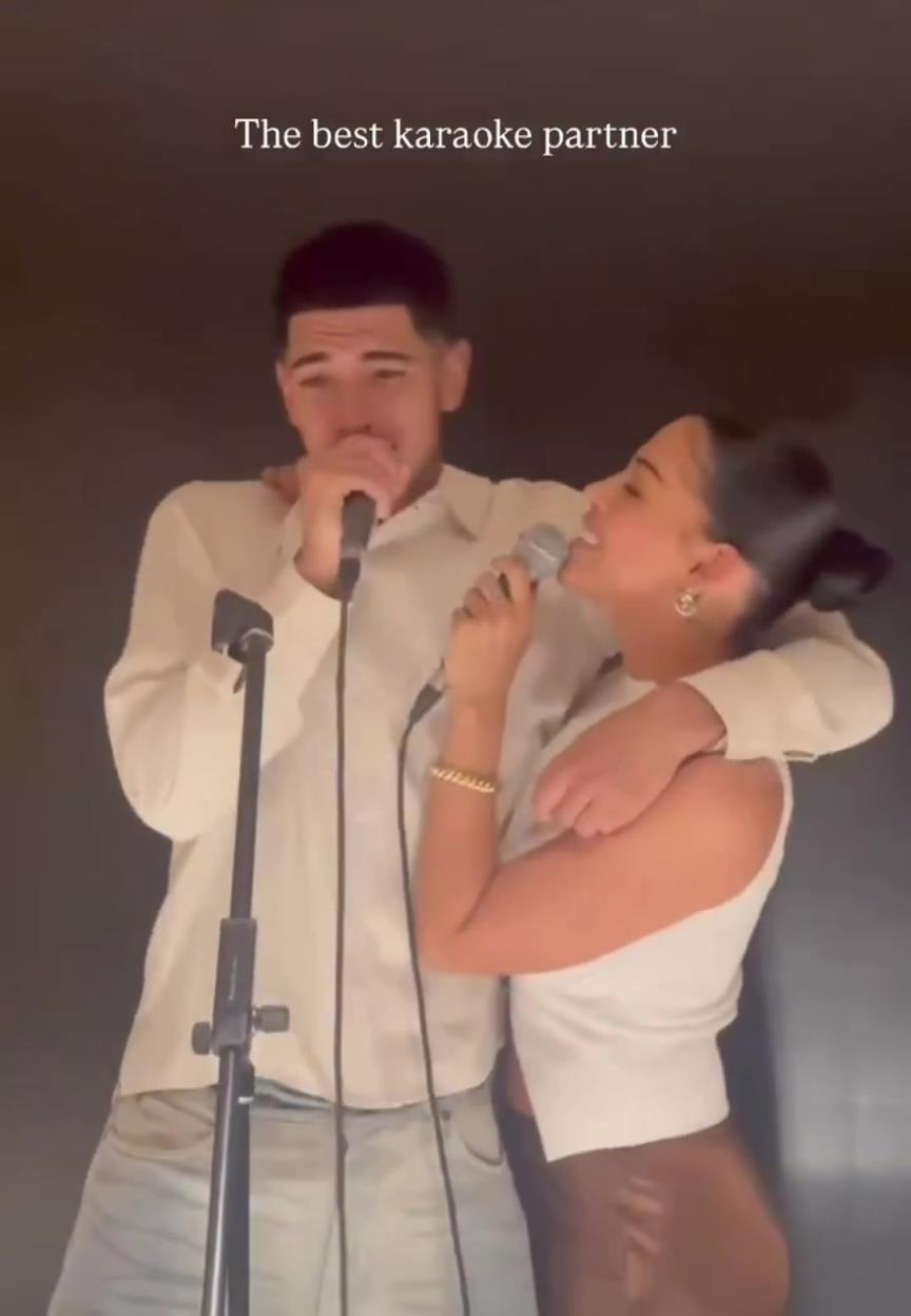 般配！贝林厄姆迎22岁生日，和女友一起唱歌庆生