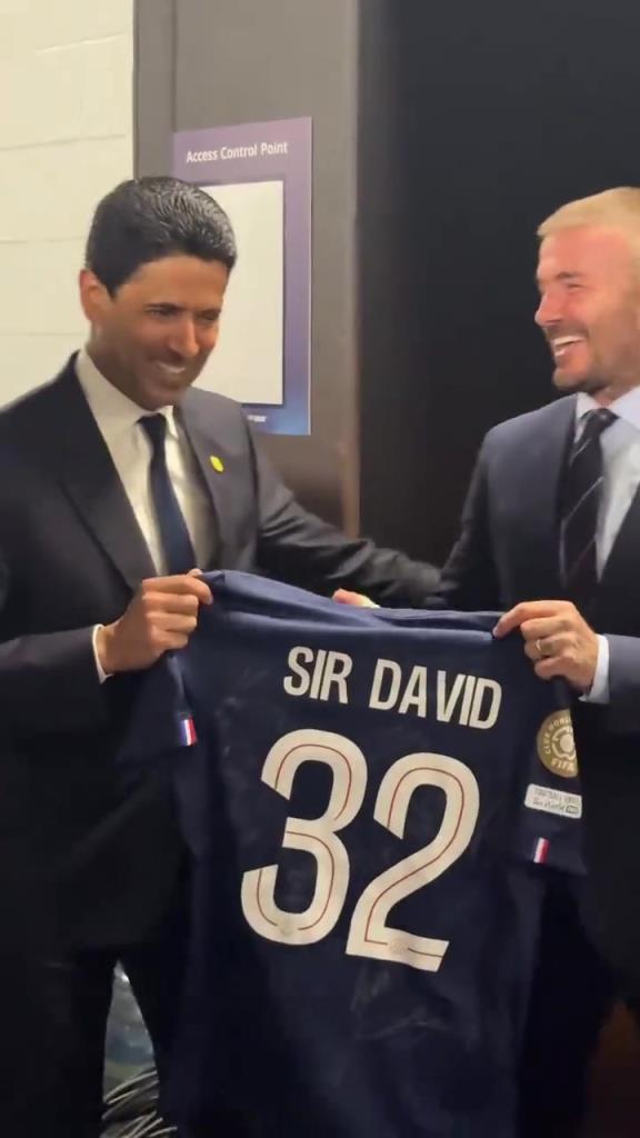 关系不错啊!纳赛尔送给贝克汉姆巴黎队服并合影