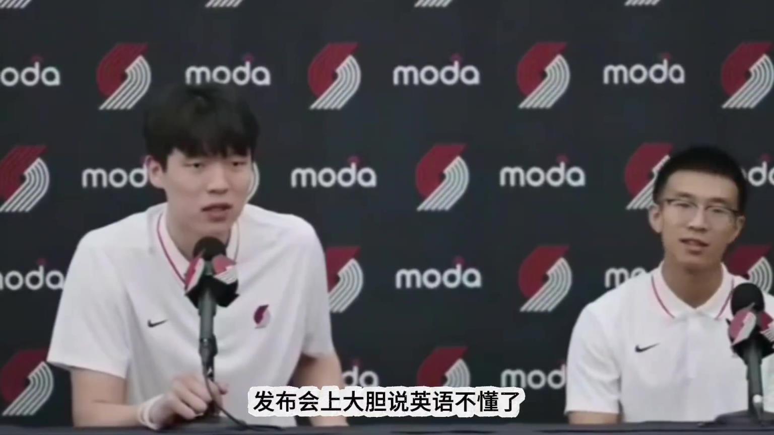 杨瀚森开拓者发布会他帮了大忙!小杨的随行翻译因高情商被夸赞