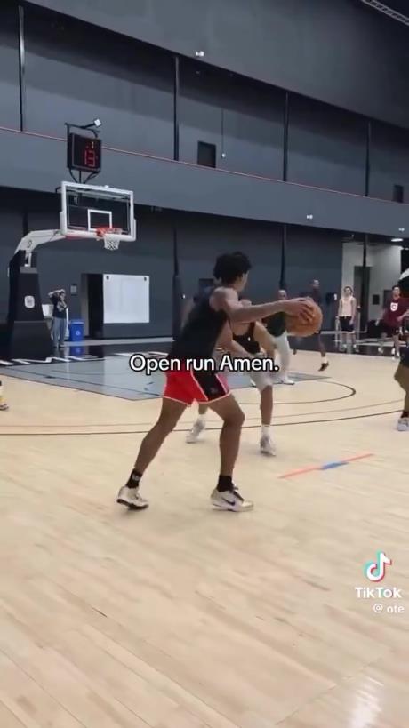 还会撤步三分哈!阿门这控运和持球投篮好像进步不少啊~