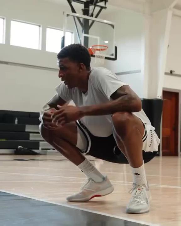 续约喽!小贾巴里-史密斯休赛期的训练 各种运球跳投和接球投篮