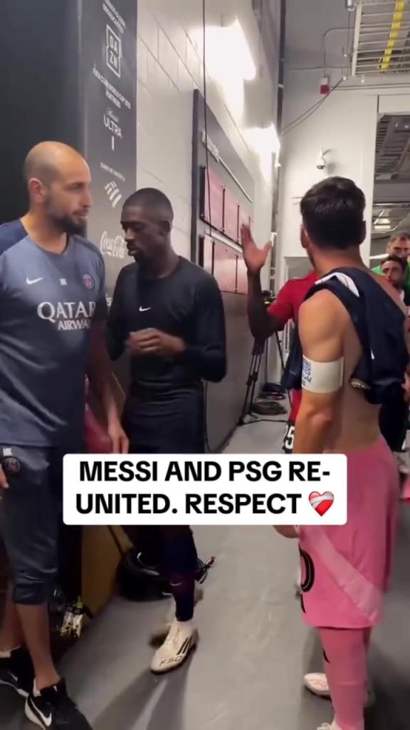 拥抱致敬!梅西赛后在更衣室门口等巴黎球员拥抱!