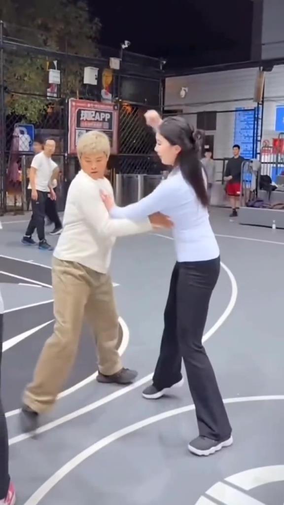 小伙你手摸哪里呢!防守就防守不能干净一点吗!