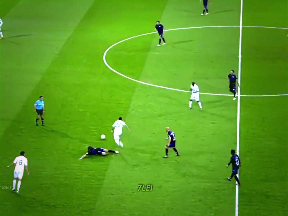 论左脚不在梅西之下!你喜欢这位宁愿用插花脚也不用右脚的男人吗