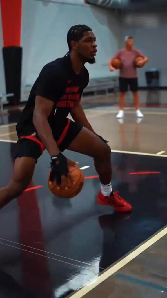 新赛季关注度最高后卫!亨德森休赛期苦练控运跟投篮