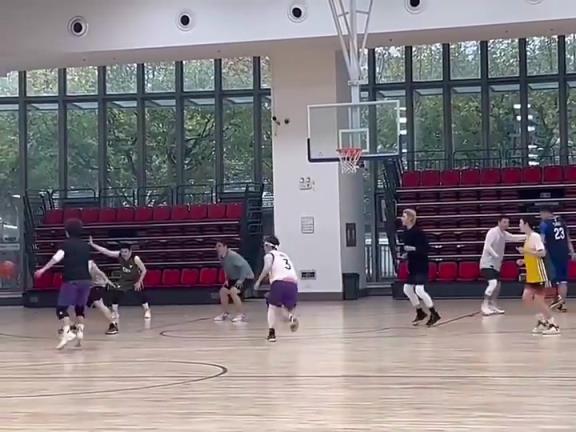 确实爱篮球!蔡徐坤前两年打全场视频,还是有点技术和意识的