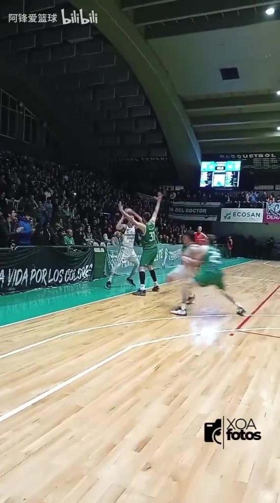 能吹一辈子的绝杀!这个视角看,球的轨迹太完美了!