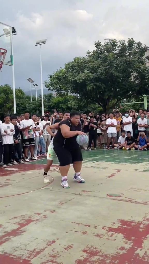 让你感受一下300斤的对抗!