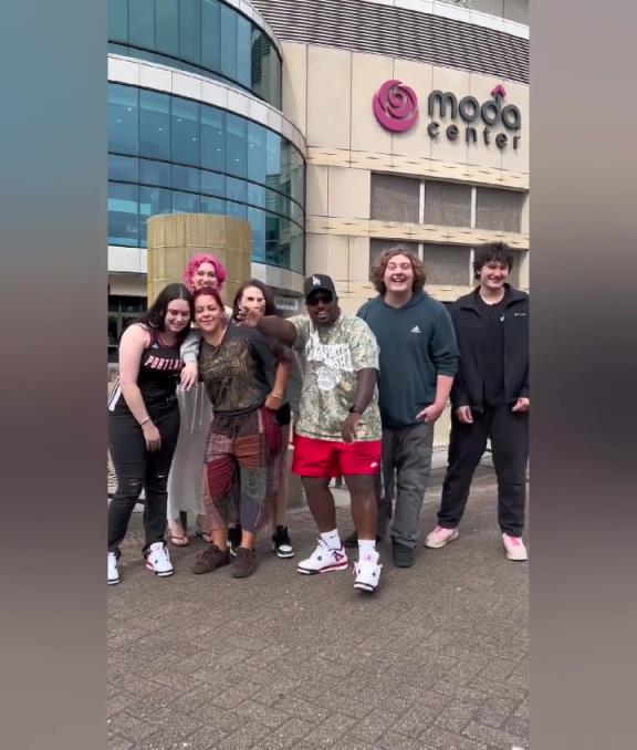 全村的希望!开拓者官推发视频欢迎杨瀚森来到撕裂之城❤️