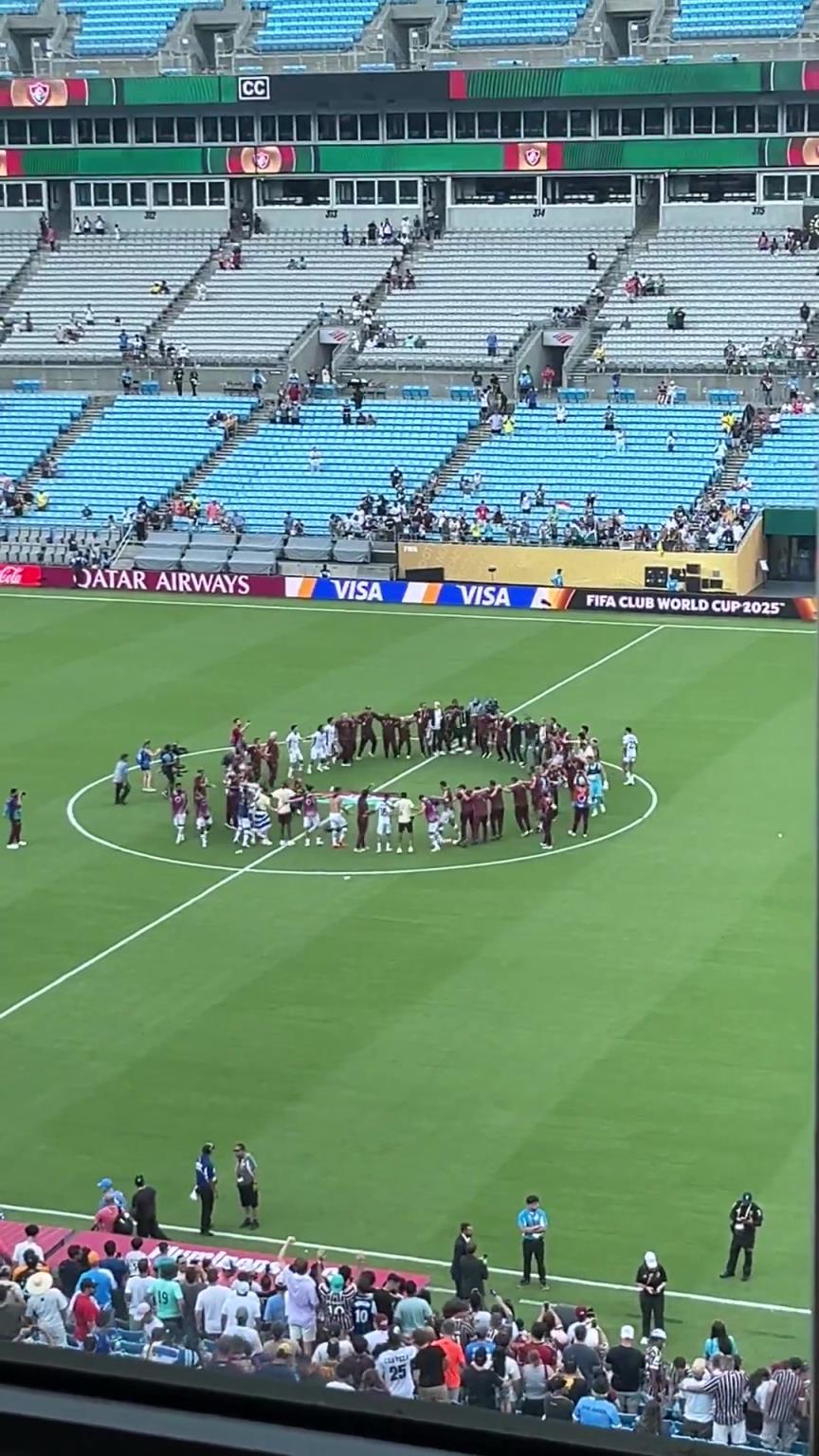 淘汰意甲豪门!弗鲁米嫩塞全队赛后在中圈狂欢!