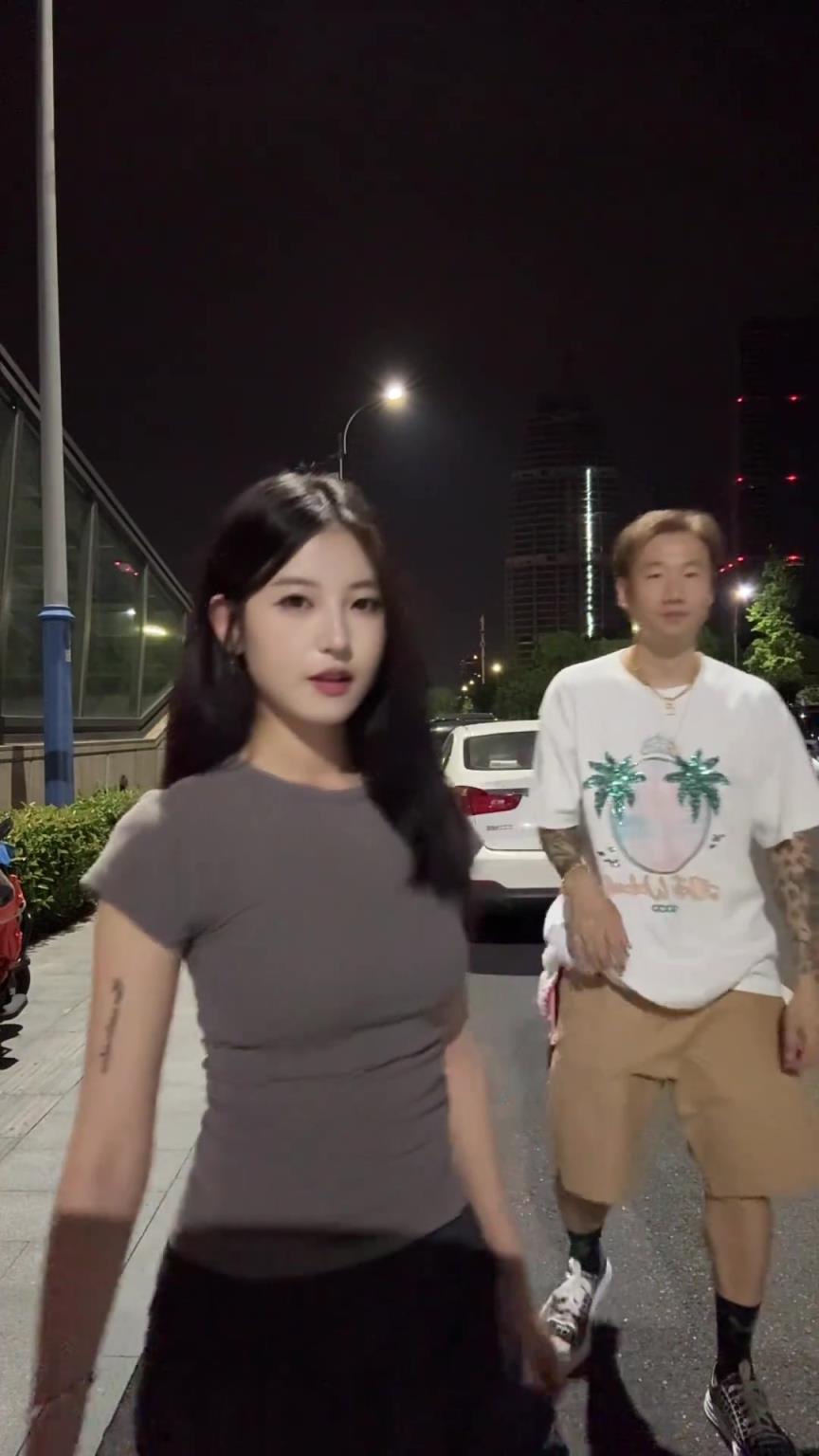 荣昊社媒:我的舞蹈老师甜酷甜酷的