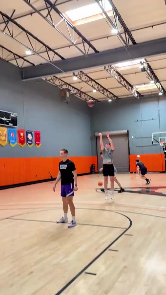 我湖有射手啦!湖人新援拉拉维亚最新训练视频 弧顶三分四连中!