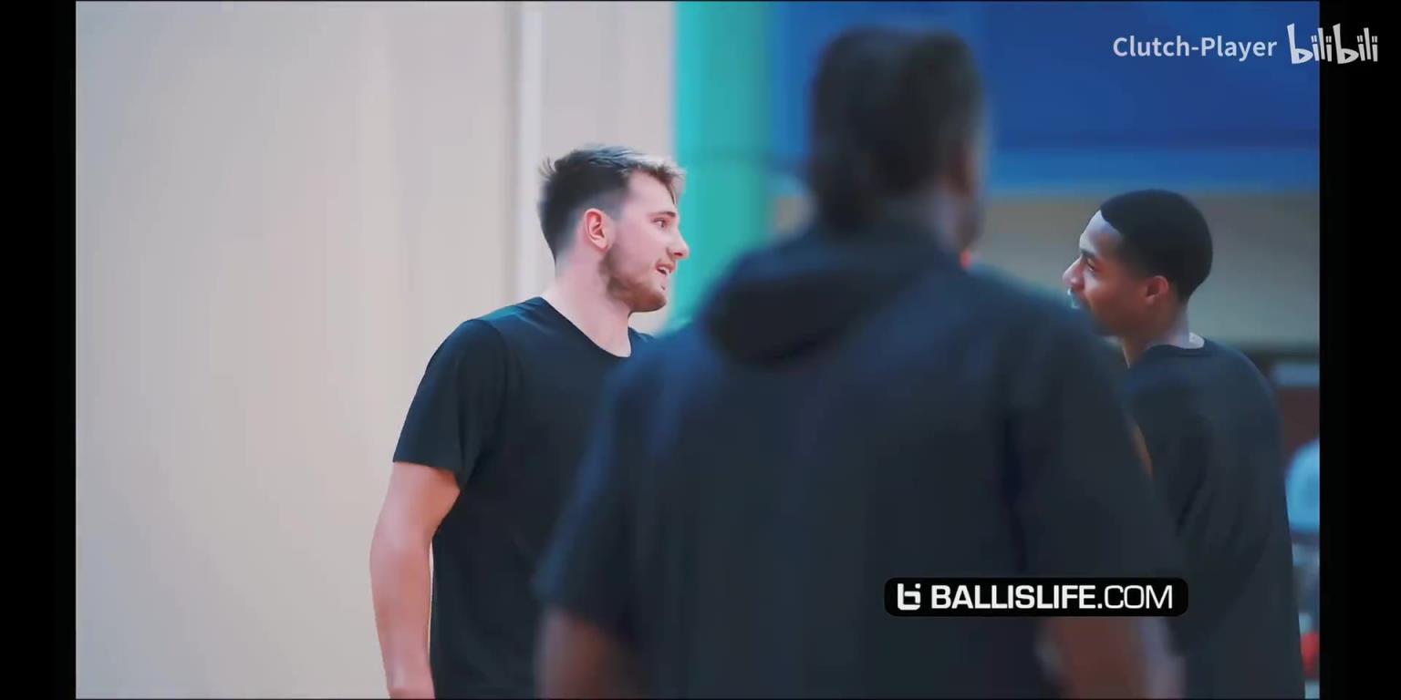 顶级拼图!此前电风扇和东契奇的野球局!三分抬手就有!