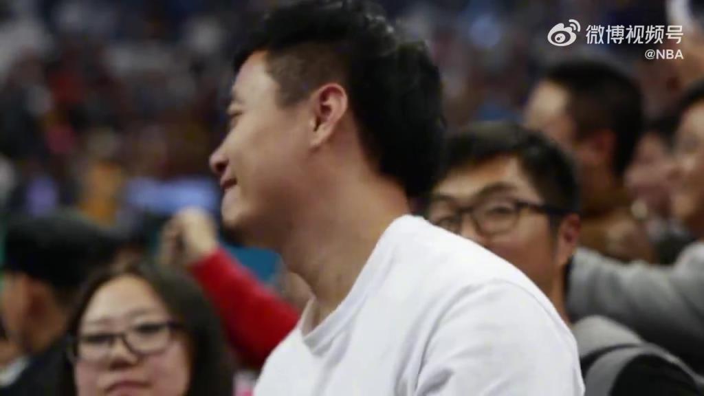 这是谁的青春回忆?2013年NBA中国赛科比为球迷签名