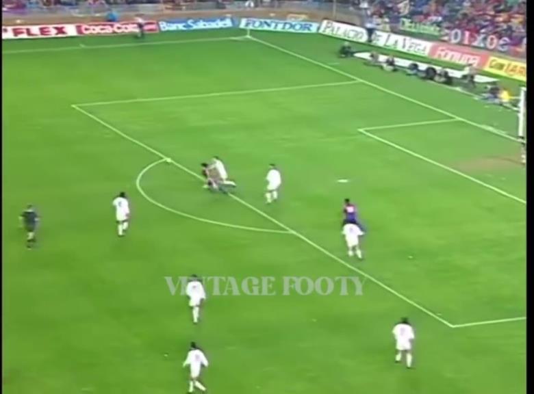 无与伦比的爆发力!慢镜头看罗马里奥这记代表性进球!无解捅射!