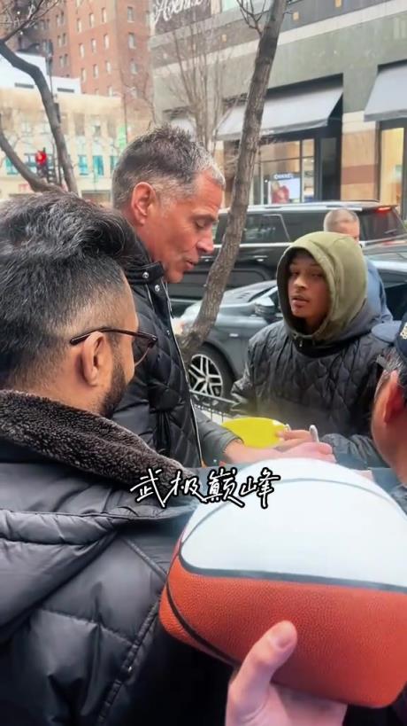 佩总行动啊!自由市场开启了 佩林卡还在给你球迷签名合影呢~