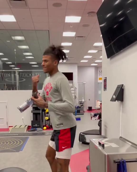 杰伦格林是爱笑的大男孩。