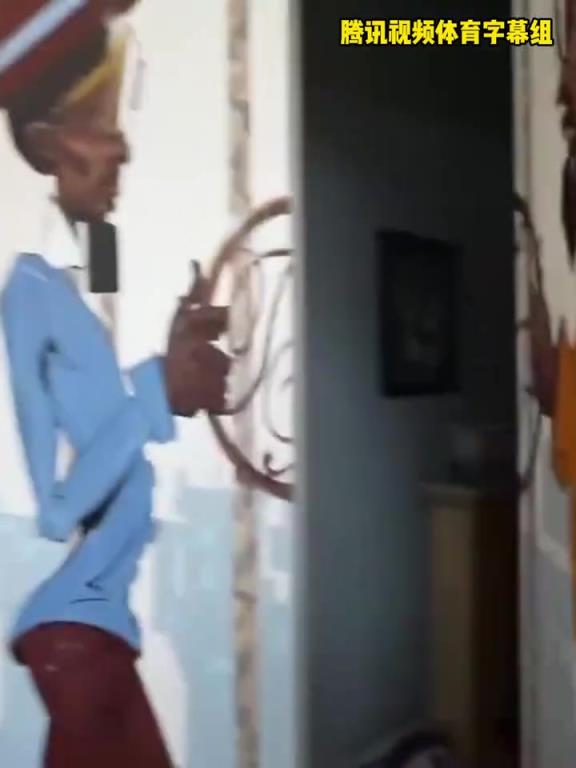 满满一屋子!马刺老跑车托尼-帕克直播展示生涯荣誉收藏间