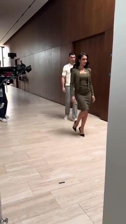 她很会啊!乔治娜在C罗面前跳起舞来,罗哥非常满意的点点头