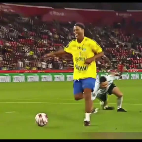 先庆祝再射门的自信名场面!伊布这个真的被他装到了!