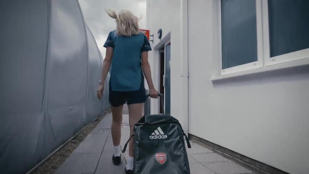 人文关怀真的好啊!阿森纳女足正式签回凯利!笑起来真美啊!