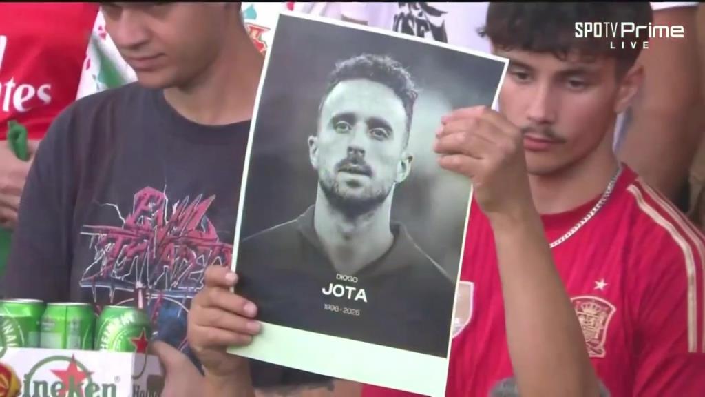 悲痛!女足欧洲杯赛前为若塔兄弟默哀1分钟!