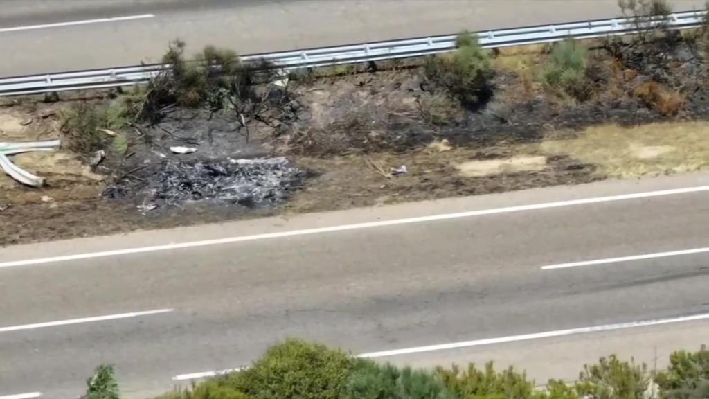 若塔交通事故中不幸去世现场!车辆起火旁边的小树被烧焦!