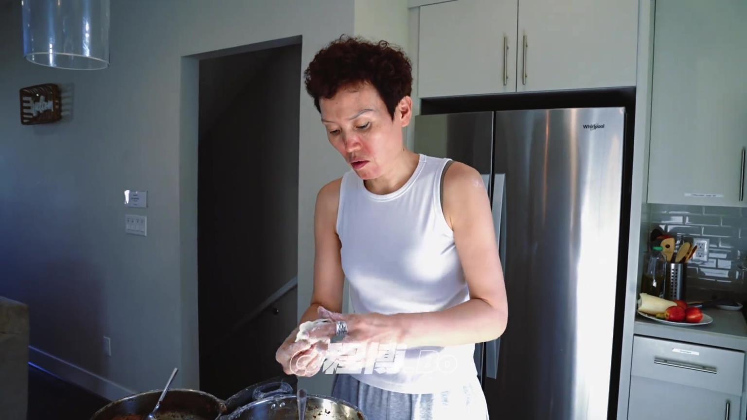 球迷调侃:杨瀚森妈妈真不爱笑啊 就没见她笑过