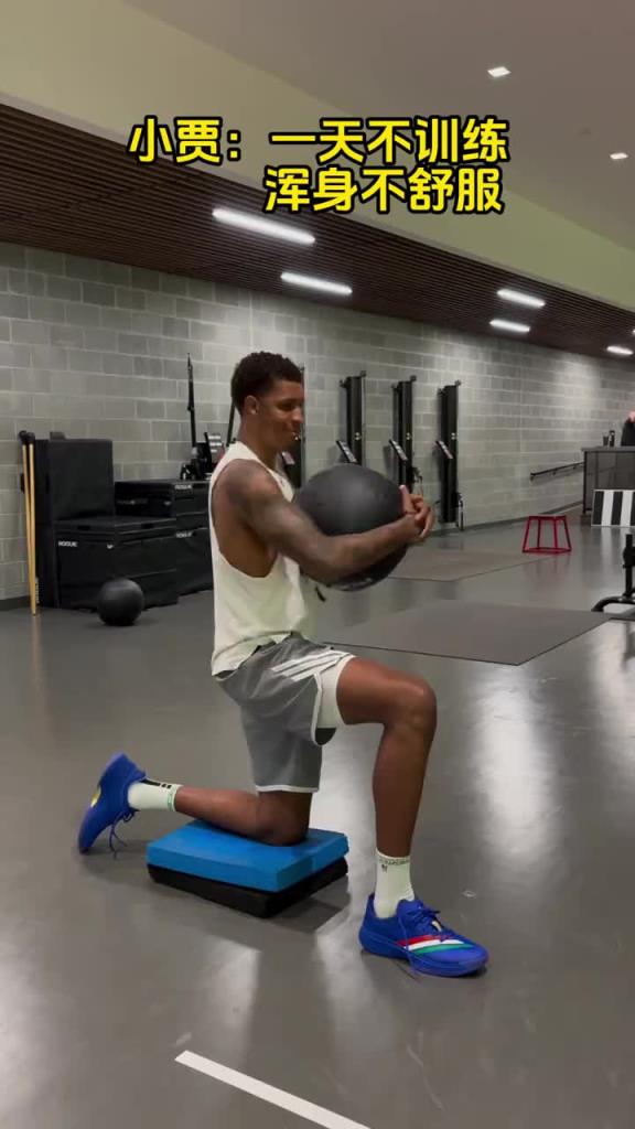 练的真勤!小贾最新健身房训练视屏又来了