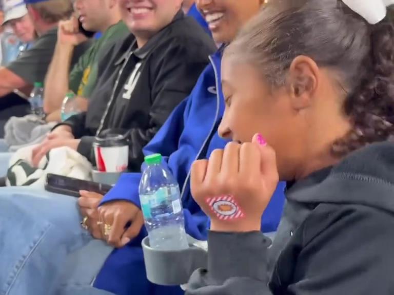 古灵精怪!瓦妮莎晒出女儿跳舞视频