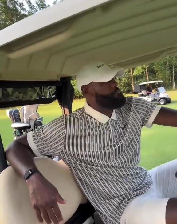 天气不错!詹姆斯跟好友打高尔夫球