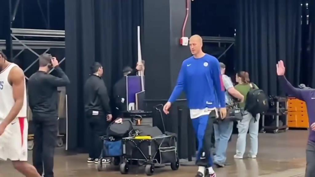 关系不错!此前赛后哈登和比尔老婆开心握手!比尔有机会来快船吗