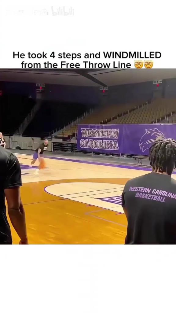 震惊全场!球员复制拉文罚球线大风车扣篮!太夸张了!