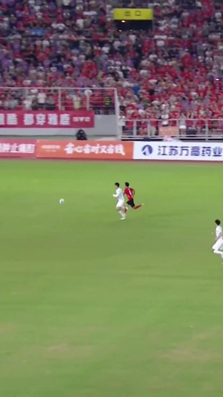 苏超球员也有大心脏!暴力超车抗倒后卫,面对出击门将冷静挑射